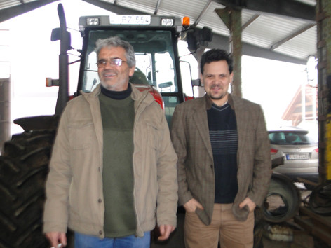 Hai bố con nông dân Hungary, ông Baglyas János và con trai Baglyas Gellert. Ảnh: Việt Hùng