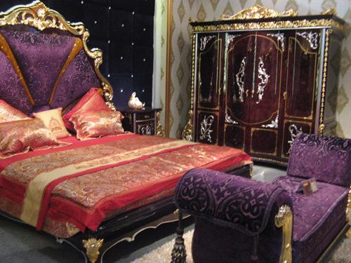 Bộ giường ngủ dát vàng xung quanh có giá bán 1,1 tỷ đồng