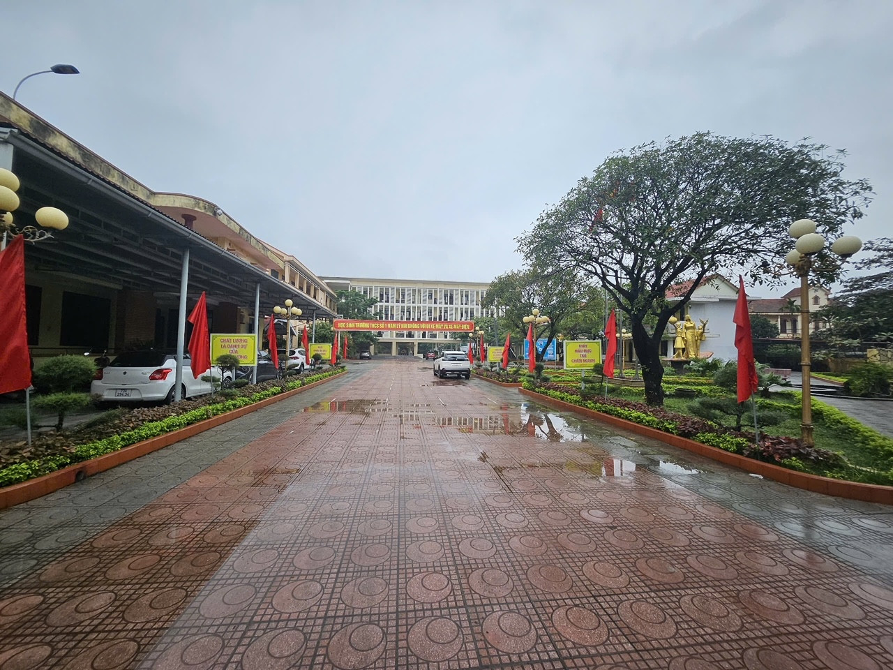 Trường THCS số 1 Nam Lý - nơi nhóm phụ huynh xông vào hành hung nữ sinh.