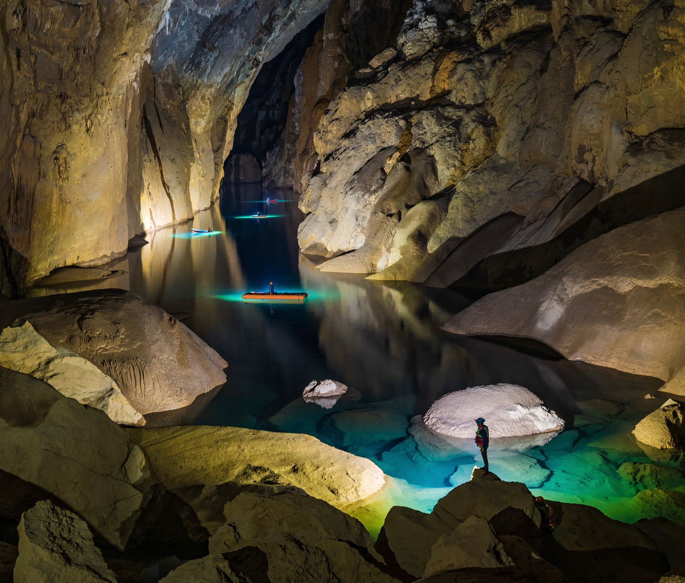 Hang Sơn Đoòng được đưa vào khai thác thử nghiệm từ năm 2014. Hang Sơn Đoòng được đưa vào khai thác thử nghiệm từ năm 2014.