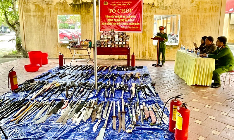 Toàn bộ VK, VLN, CCHT và pháo được Công an thị xã Ba Đồn phân loại trước khi tiêu huỷ.