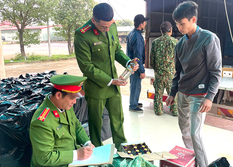 Gần 1.600 chai rượu ngoại không rõ nguồn gốc, xuất xứ. Gần 1.600 chai rượu ngoại không rõ nguồn gốc, xuất xứ.