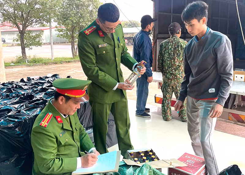 Gần 1.600 chai rượu ngoại không rõ nguồn gốc, xuất xứ.