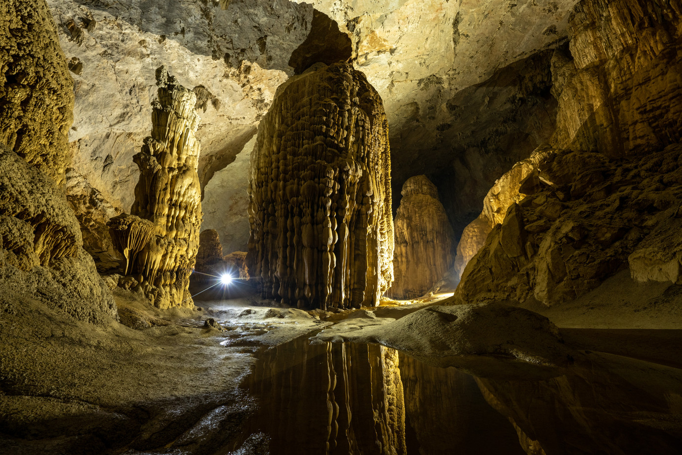 Những khối thạch nhũ khổng lồ lung linh huyền ảo của Sơn Đoòng như chốn tiên bồng. Những khối thạch nhũ khổng lồ lung linh huyền ảo của Sơn Đoòng như chốn tiên bồng.