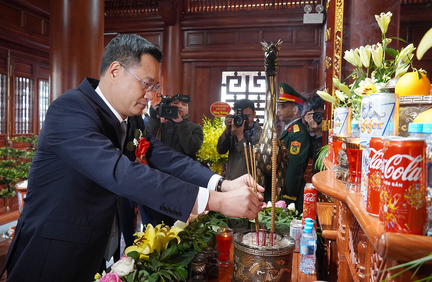 Bí thư Tỉnh uỷ Quảng Bình Lê Ngọc Quang dâng hương lên bàn thờ Đại tướng Võ Nguyên Giáp (Ảnh: Báo Quảng Bình). Bí thư Tỉnh uỷ Quảng Bình Lê Ngọc Quang dâng hương lên bàn thờ Đại tướng Võ Nguyên Giáp (Ảnh: Báo Quảng Bình).