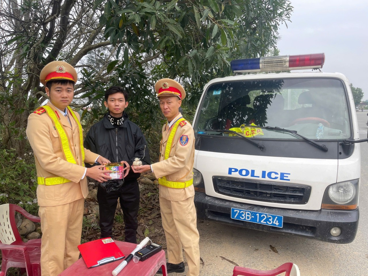 CSGT huyện Quảng Trạch tiếp nhận pháo nổ từ người dân tự nguyện giao nộp.