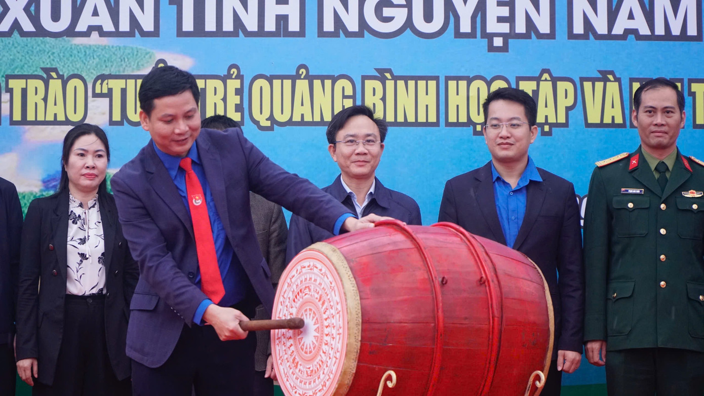 Bí thư Tỉnh Đoàn Quảng Bình đánh trống ra quân.