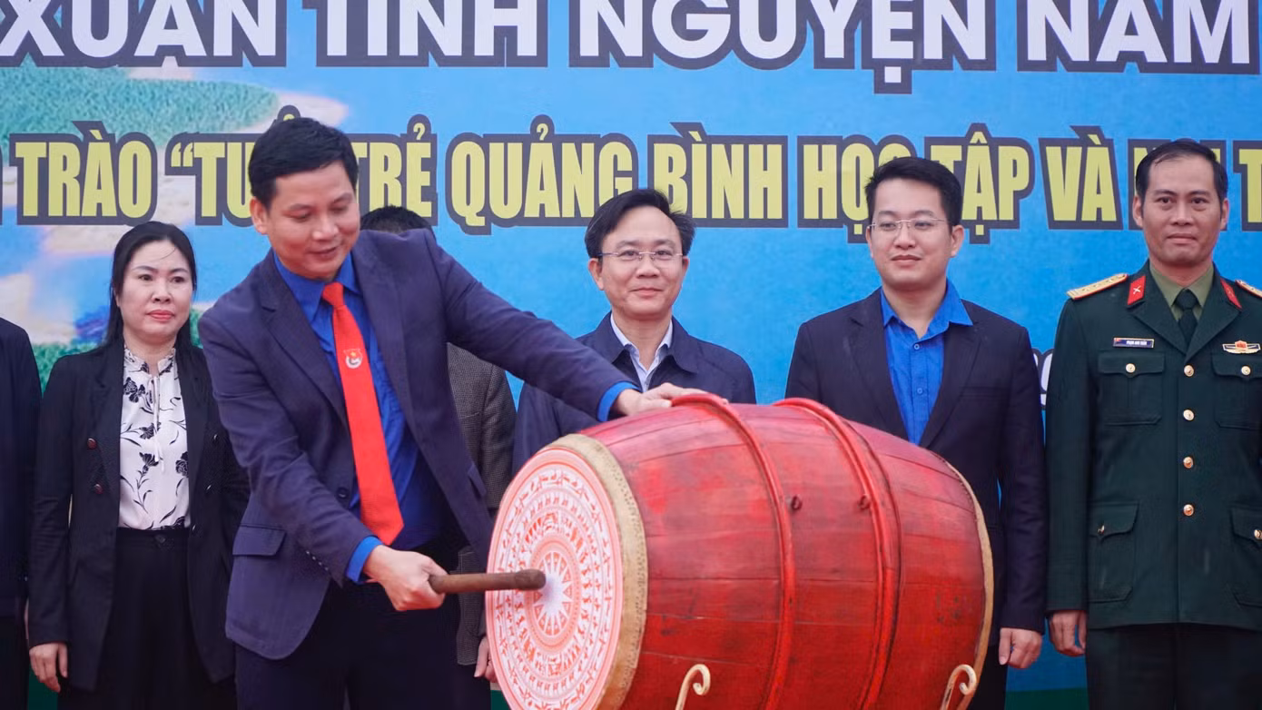Bí thư Tỉnh Đoàn Quảng Bình đánh trống ra quân. Bí thư Tỉnh Đoàn Quảng Bình đánh trống ra quân.