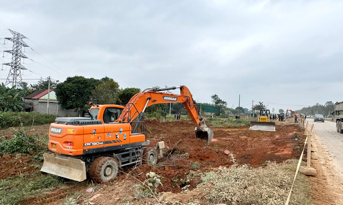 Đơn vị thi công tiếp nhận mặt bằng và triển khai thi công.