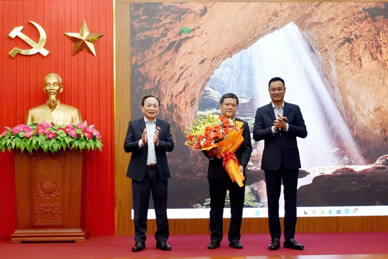 Lãnh đạo tỉnh Quảng Bình tặng hoa chúc mừng ông Trần Phong (Ảnh: Minh Văn).