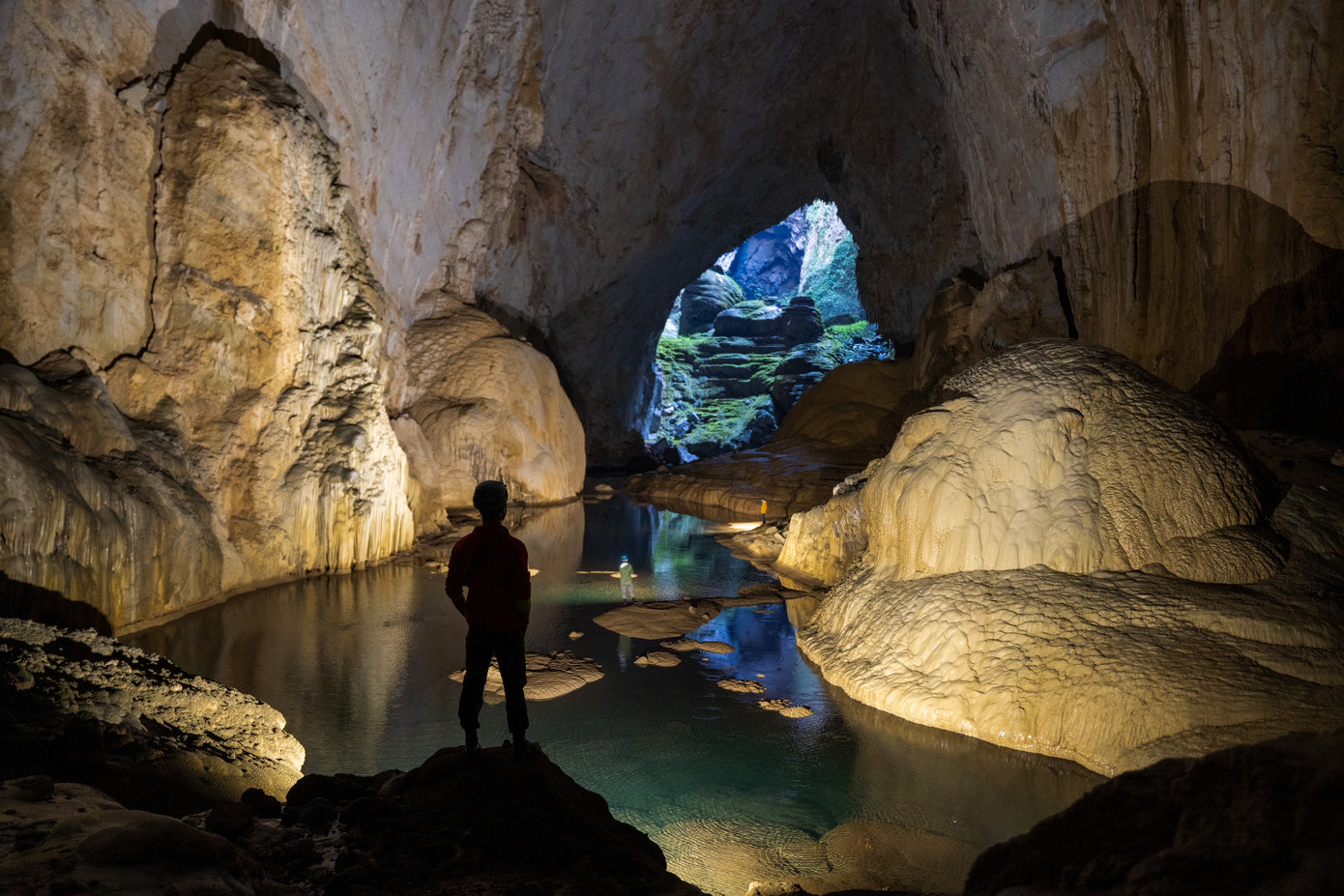 Những khối thạch nhũ khổng lồ lung linh huyền ảo của Sơn Đoòng như chốn tiên bồng. Những khối thạch nhũ khổng lồ lung linh huyền ảo của Sơn Đoòng như chốn tiên bồng.