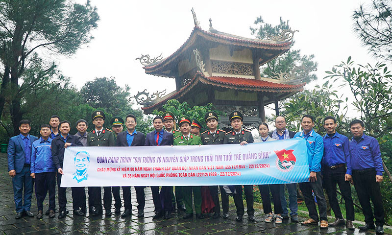 Các đại biểu chụp ảnh lưu niệm tại khu mộ của Đại tướng Võ Nguyên Giáp.