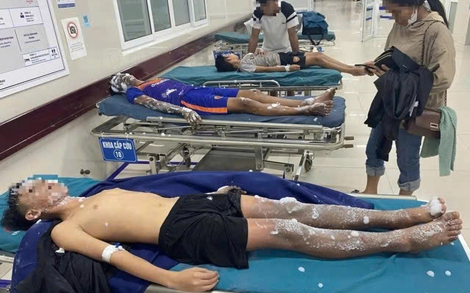 4 học sinh cấp cứu tại bệnh viện.