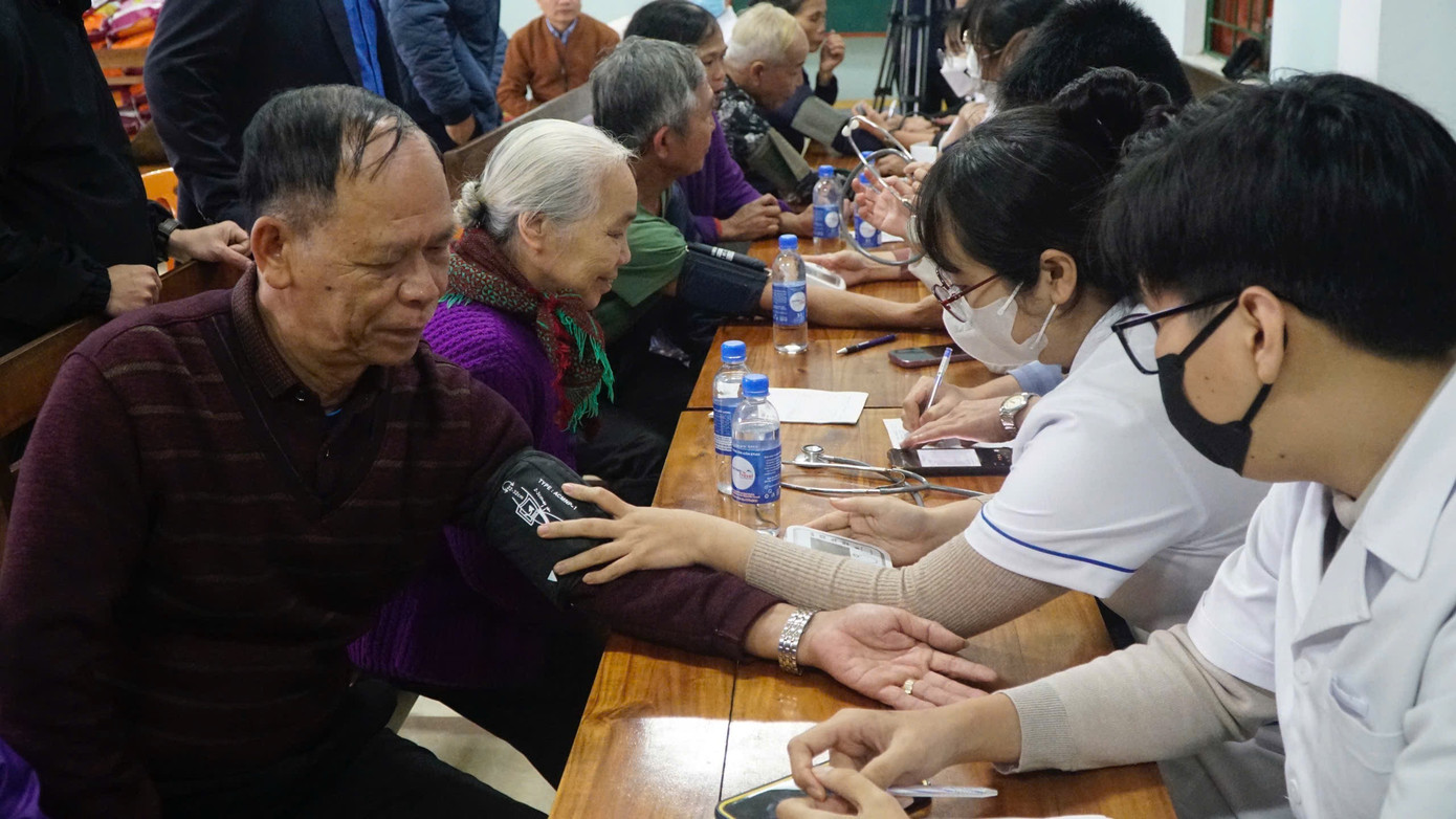 Thăm khám và phát thuốc miễn phí cho người dân.