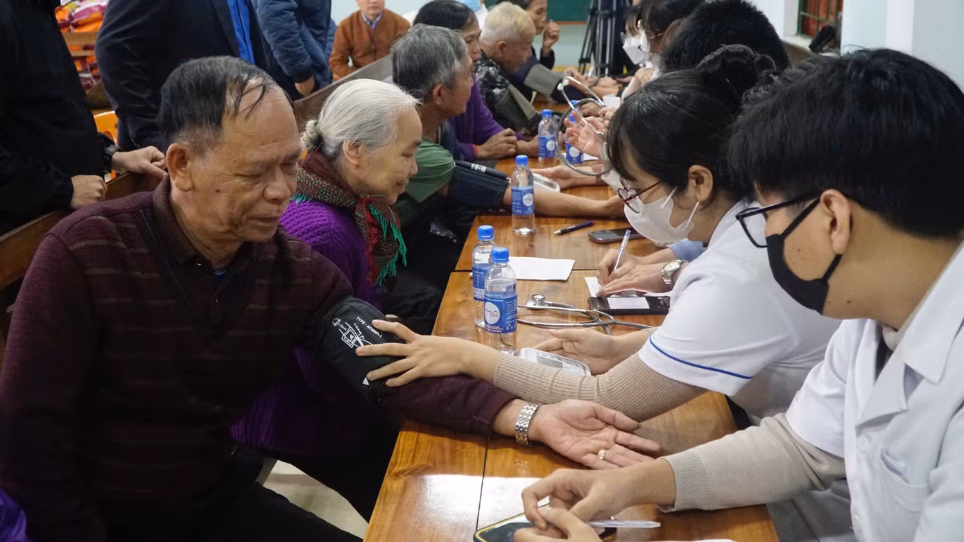 Thăm khám và phát thuốc miễn phí cho người dân. Thăm khám và phát thuốc miễn phí cho người dân.