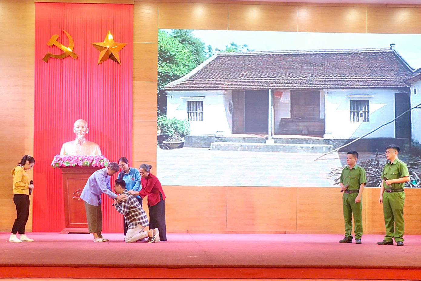 Các tiểu phẩm kịch sân khấu hóa có ý nghĩa trực quan, sinh động về tội phạm mua bán người.