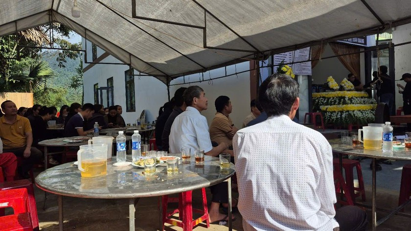 Đám tang của 2 cha con thầy T. Đám tang của 2 cha con thầy T.