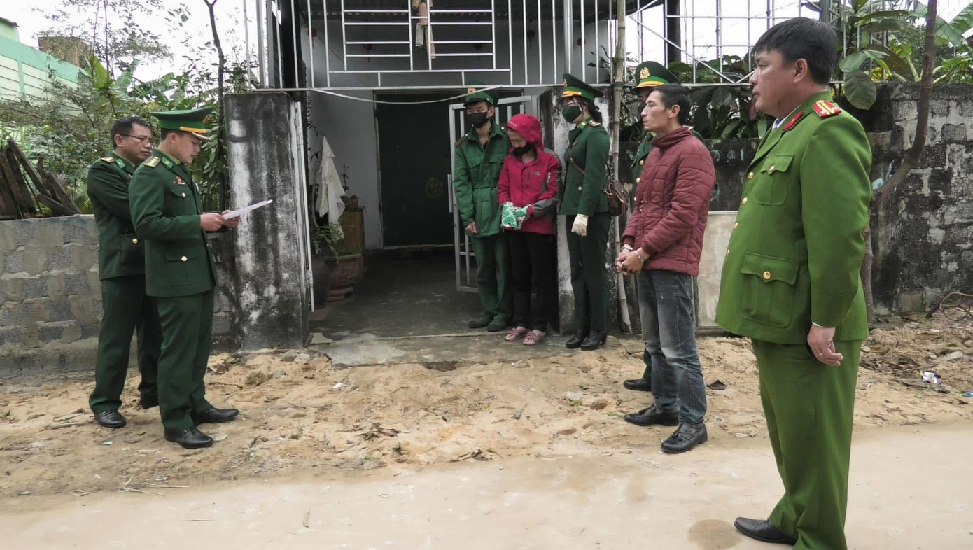 Lực lượng chức năng đọc lệnh khám xét nhà. Lực lượng chức năng đọc lệnh khám xét nhà.