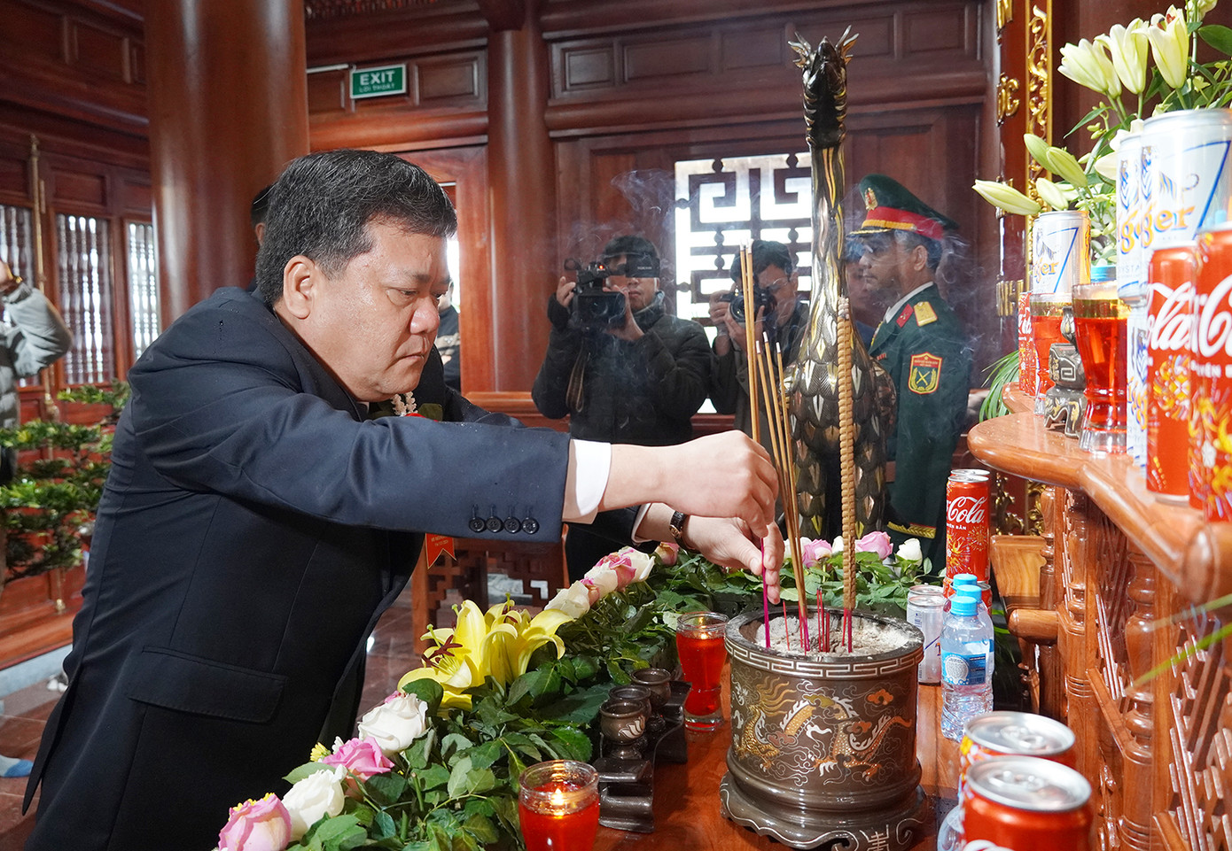 Chủ tịch UBND tỉnh Quảng Bình Trần Phong dâng hương lên bàn thờ Đại tướng Võ Nguyên Giáp (Ảnh: Báo Quảng Bình). Chủ tịch UBND tỉnh Quảng Bình Trần Phong dâng hương lên bàn thờ Đại tướng Võ Nguyên Giáp (Ảnh: Báo Quảng Bình).