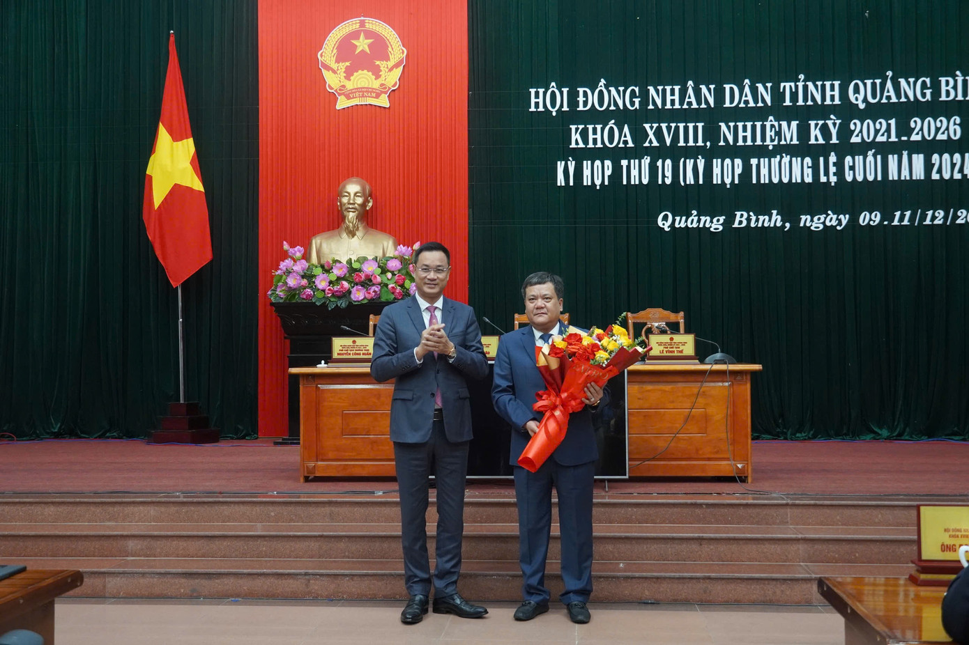 Bí thư Tỉnh uỷ Quảng Bình Lê Ngọc Quang tặng hoa chúc mừng ông Trần Phong. Bí thư Tỉnh uỷ Quảng Bình Lê Ngọc Quang tặng hoa chúc mừng ông Trần Phong.