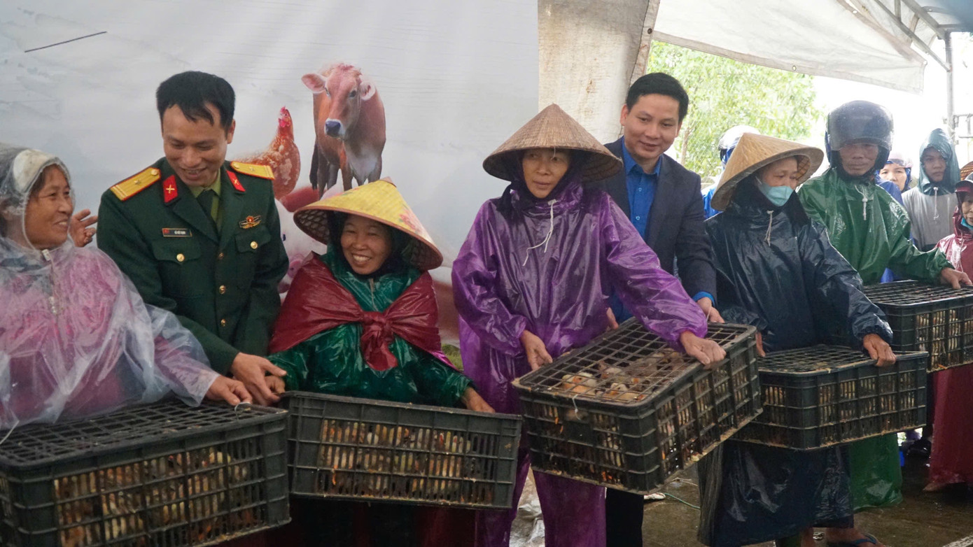 Tặng gà giống cho người dân tái thiết sau lũ lụt.