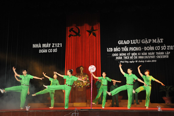 Nữ chiến sĩ nhà máy Z121 khỏe khoắn