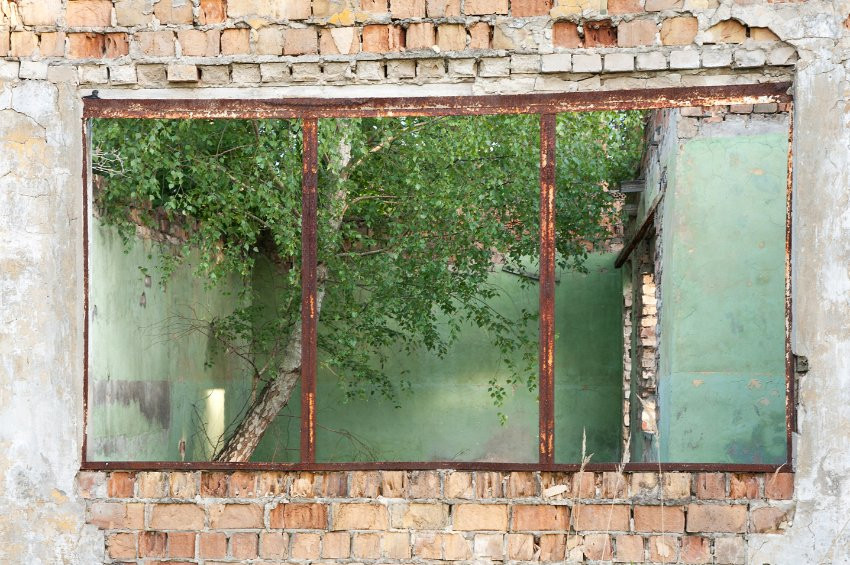 Chỉ còn lại khung của sổ