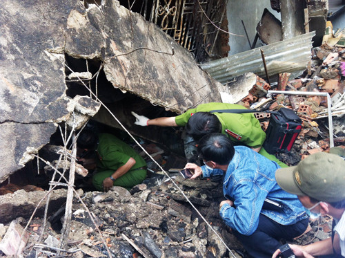 Cảnh sát khám nghiệm hiện trường vụ nổ. Ảnh: Chí Công. Cảnh sát khám nghiệm hiện trường vụ nổ. Ảnh: Chí Công