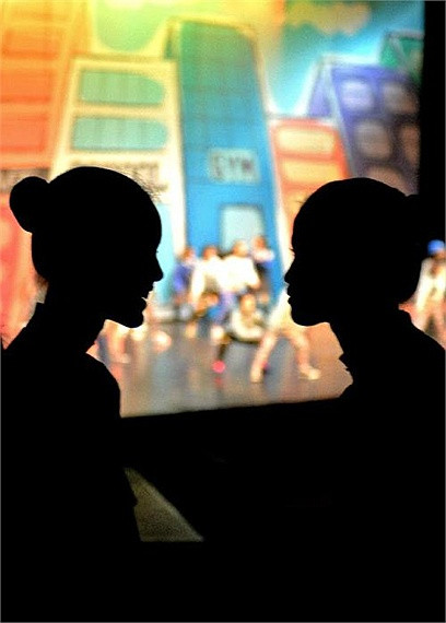 Hai nữ sinh của trường múa Namarina chuẩn bị cho các tiết mục biểu diễn trước công chúng