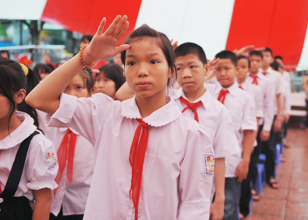 Như bao Lễ Khai giảng khác, các em trường Xã Đàn náo nức tham dự với cờ và hoa