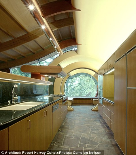 Ngôi nhà rất lớn này được hoàn thành năm 2004