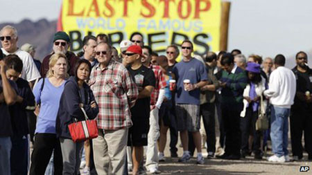 Người Mỹ xếp hàng mua xổ số Powerball ở bang Arizona.Ảnh: AP