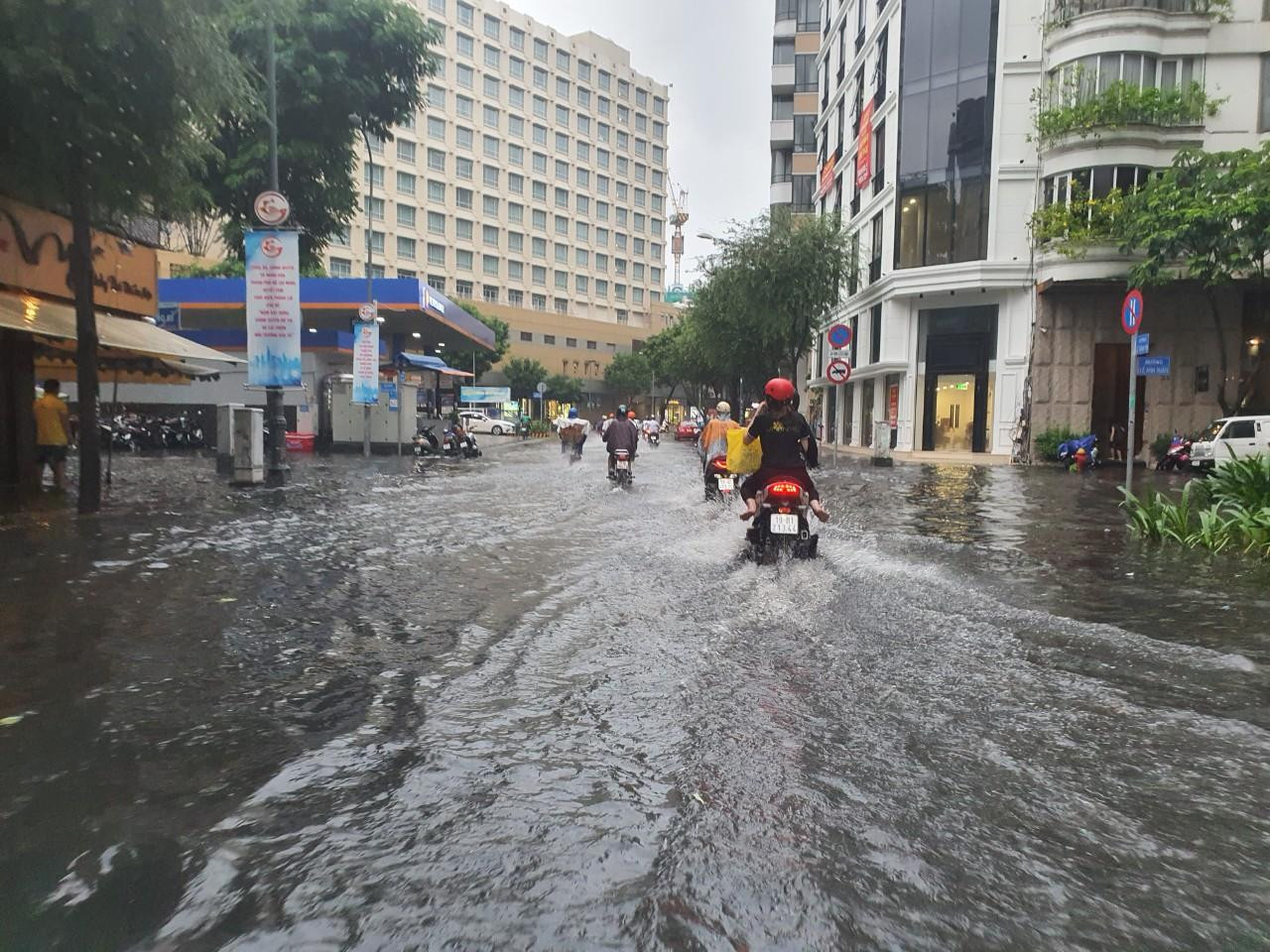 Ngoài đường Calmette, một số tuyến đường khác ở trung tâm Quận 1, TPHCM cũng bị ngập trong cơn mưa chiều 20/11.