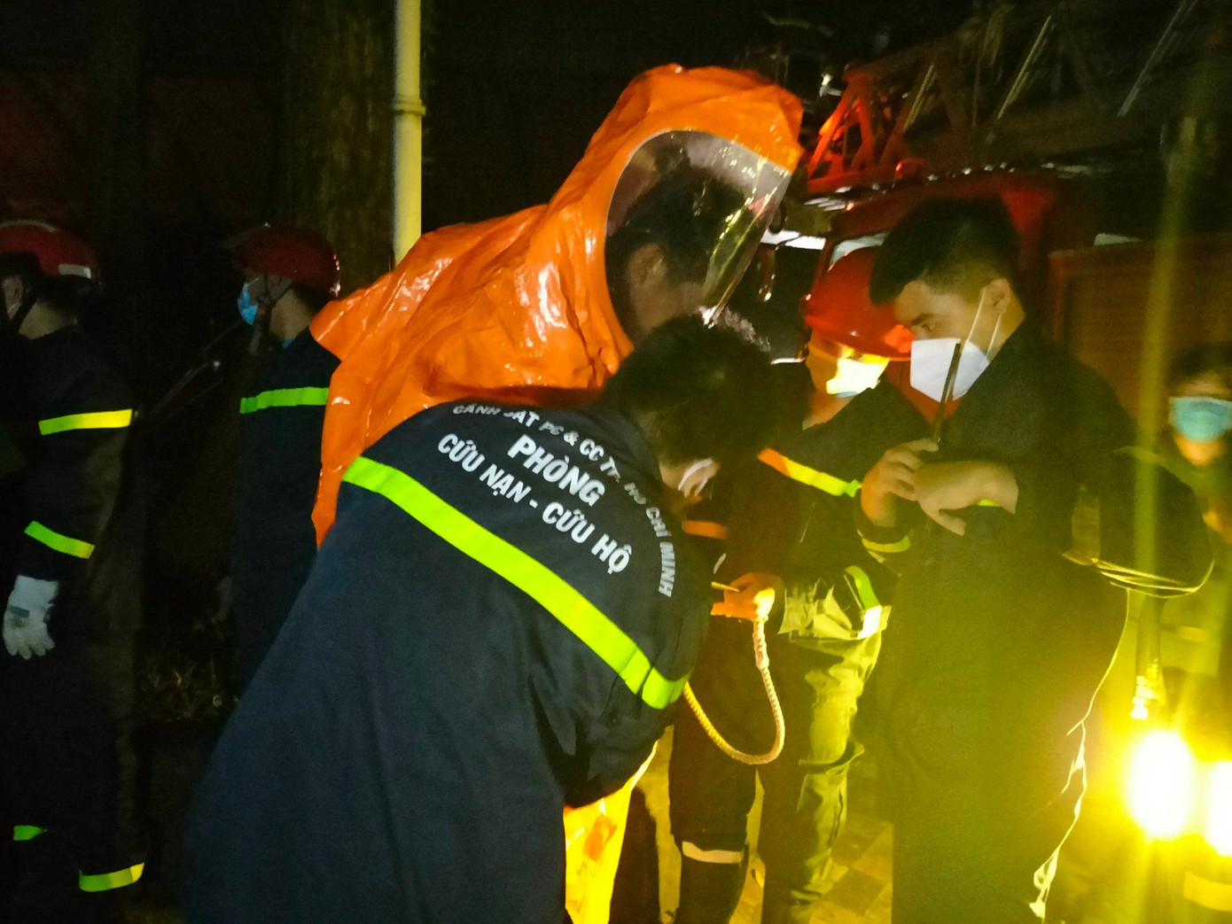 Chiến sĩ tham gia xử lý tổ ong được trang bị đồ bảo hộ.