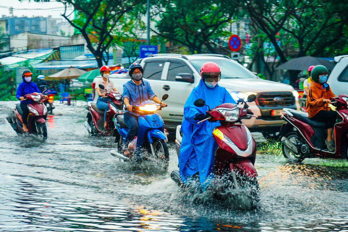 Trong khi đó, tại đường Hồ Học Lãm, quận Bình Tân khi vừa dứt mưa cũng đã xảy ra tình trạng ngập úng.