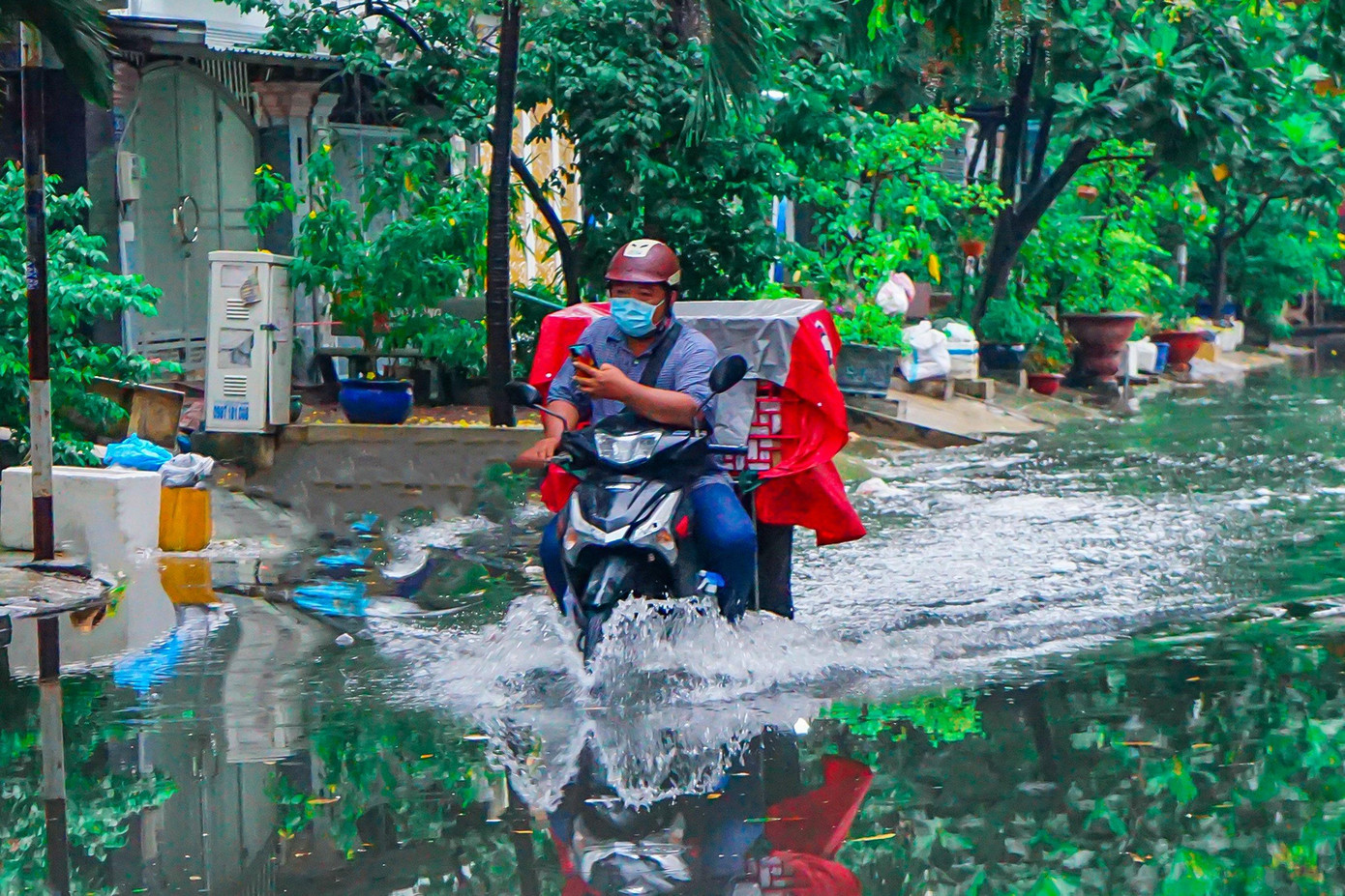 Một số tuyến đường bên trong các khu dân cư ở quận Bình Tân cũng gặp tình trạng ngập úng sau mưa. Ảnh ghi nhận tại đường số 6 Khu dân cư Nam Hùng Vương, phường An Lạc, quận Bình Tân.