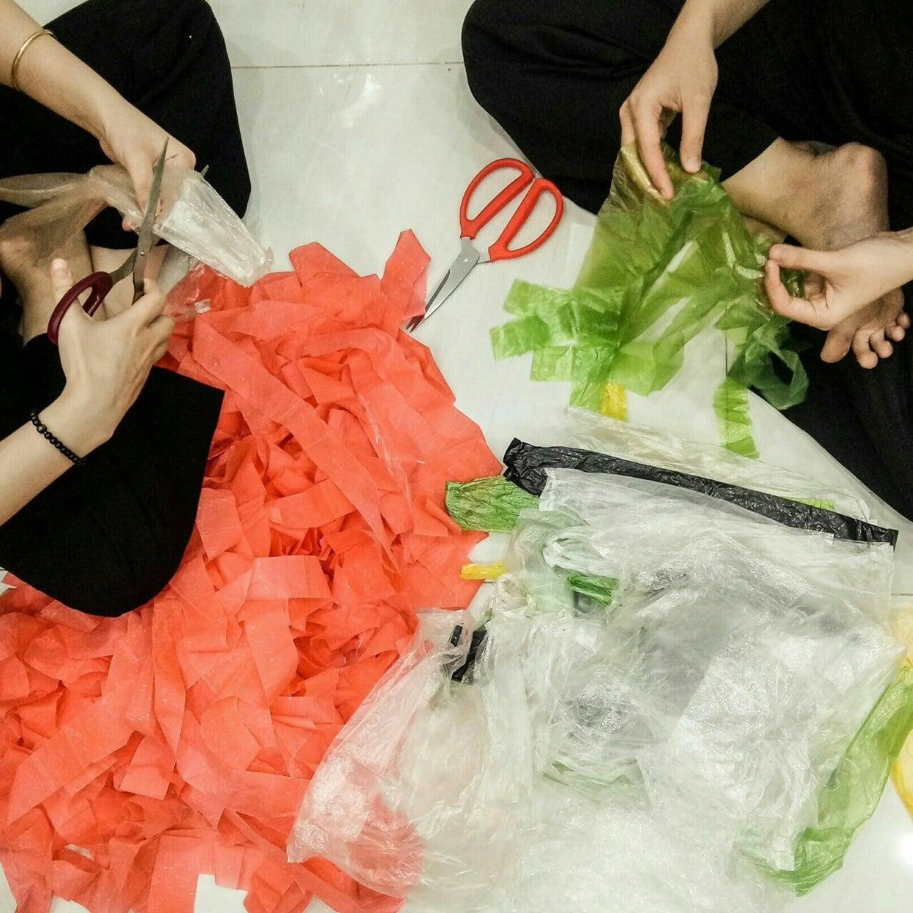 Để nhiều người hưởng ứng dự án tái chế túi nylon thành những túi thời trang, Kim Hằng đã tạo ra hoạt động thu gom túi nylon để đổi quà là sản phẩm xanh, thân thiện môi trường. Sau khi thu gom, túi nylon được làm thành những nguồn nguyên liệu đầu vào để làm ra những sản phẩm thủ công.