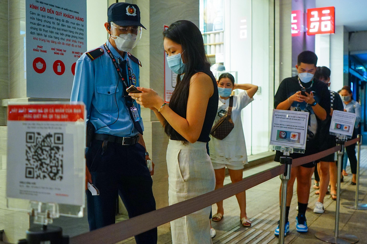 Ngoài việc chuẩn bị cho chiến lược kinh doanh thì việc chuẩn bị và tuân thủ những quy định 5K phòng dịch cũng được nhiều cửa hàng quan tâm đặt lên hàng đầu nhằm để đảm bảo an toàn cho khách hàng an tâm mua sắm.