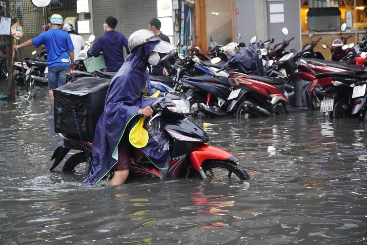 Tại điểm giao giữa đường Nguyễn Thái Bình với đường Calmette, nước ngập gần cả bánh xe máy.