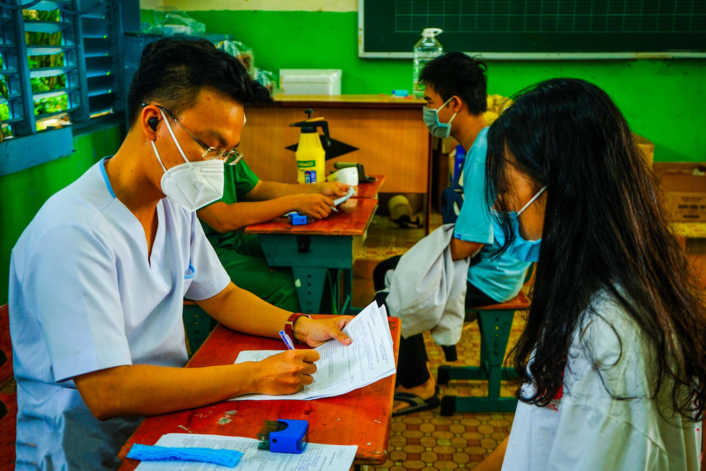 Học sinh trường THPT Lương Văn Can, quận 8 đang khám sàng lọc trước khi tiêm.