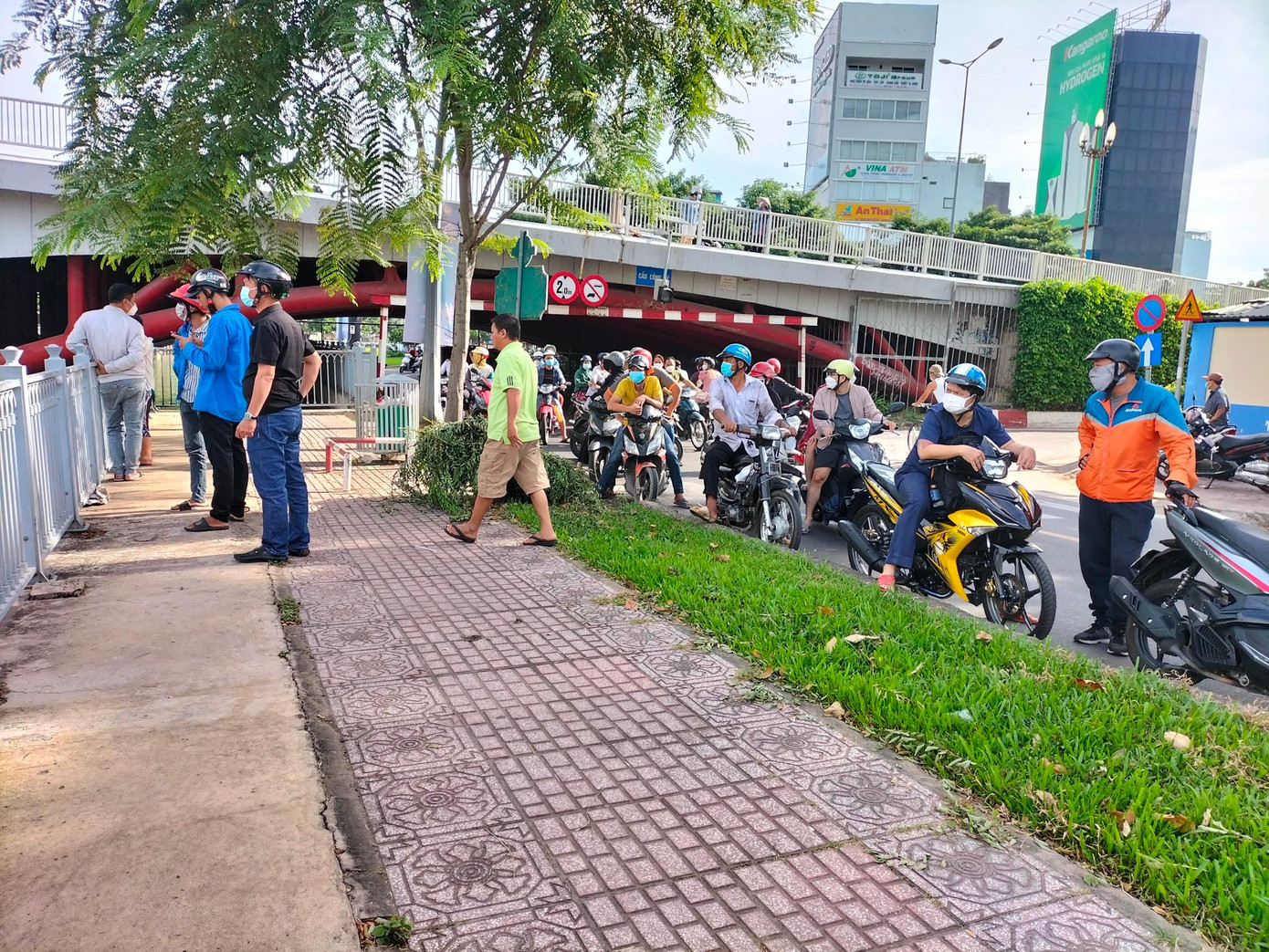 Nhiều người tập trung theo dõi vụ việc.