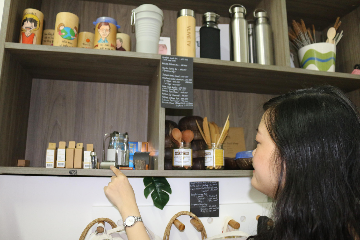 Hiện nay tạp hóa xanh của Kim Hằng có hơn 200 sản phẩm, bao gồm hộp đựng cơm, ly uống nước, bàn chải, cạo râu...