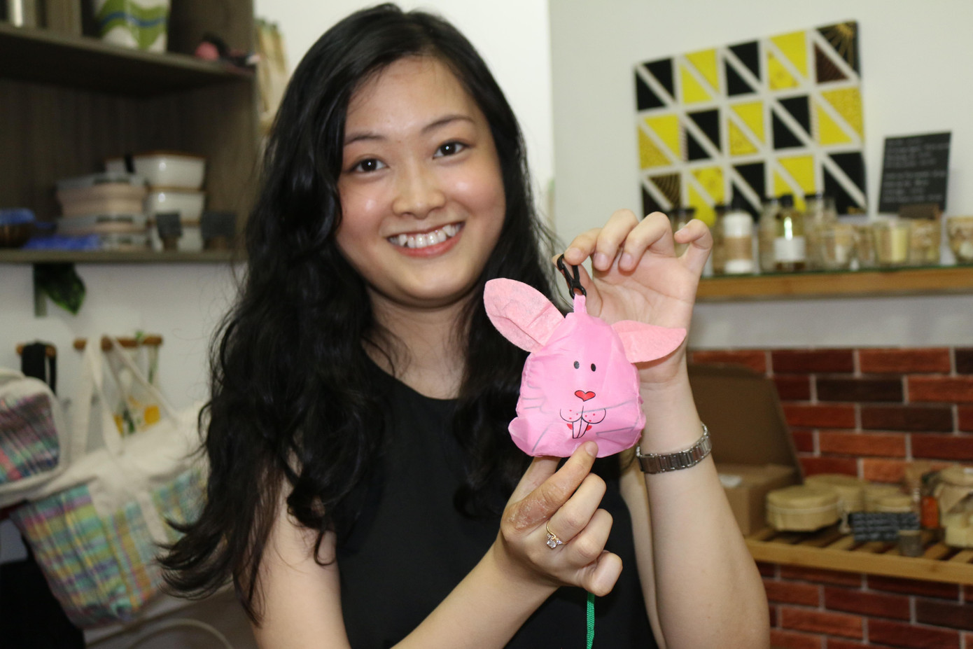 &quot;Hiện tại sắp tới mình sẽ cộng tác với các doanh nghiệp xã hội khác để mục tiêu là mỗi quận đều có một trạm thu gom rác thải để người dân có thể đến khu vực gần nhất, dùng rác thải để đổi quà&quot; - Kim Hằng chia sẻ.