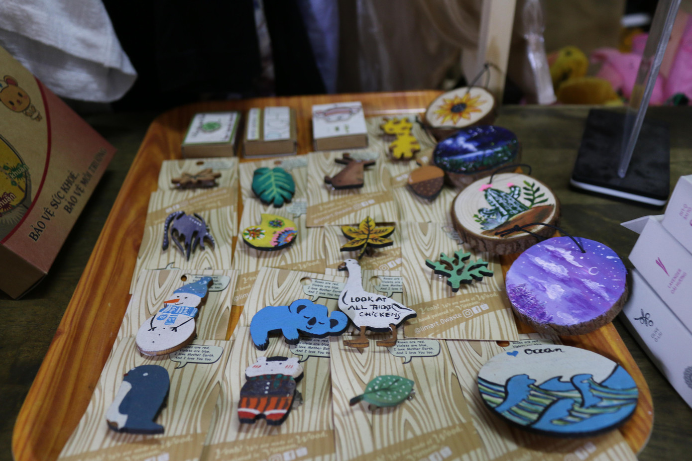 Những chiếc móc khóa bằng gỗ xinh xắn thay thế móc khóa nhựa.