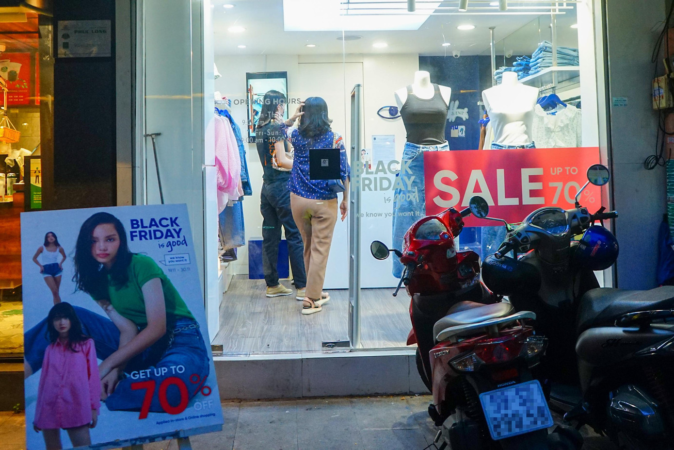 Các cửa hàng thời trang tại TPHCM bắt đầu sôi động với các hoạt động &quot;sale&quot; vào dịp Black Friday.