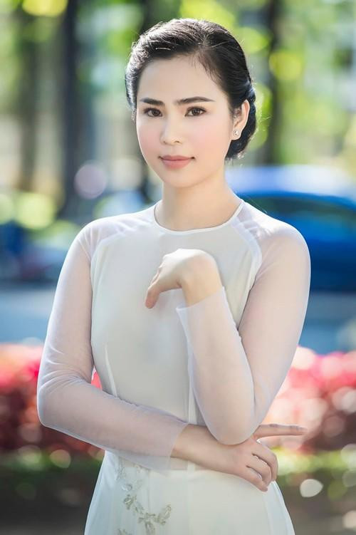 Thiên Trúc tự tin khoe dáng với áo dài. Thiên Trúc tự tin khoe dáng với áo dài.