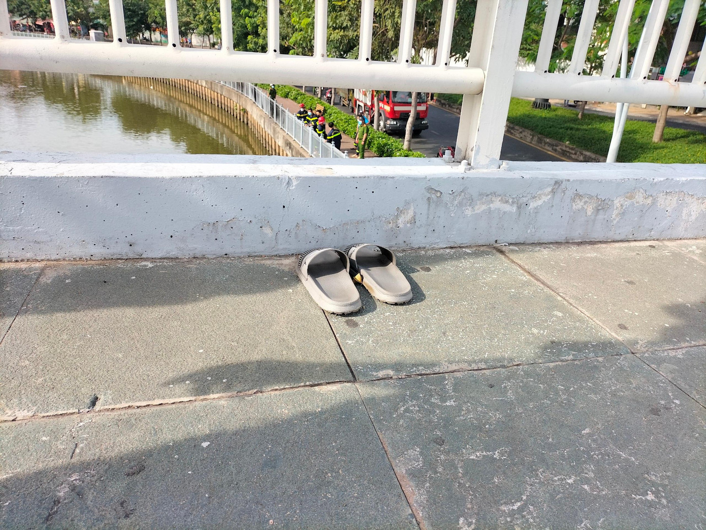 Nam thanh niên bỏ lại dép và xe máy trước khi nhảy cầu Công Lý tự tử.