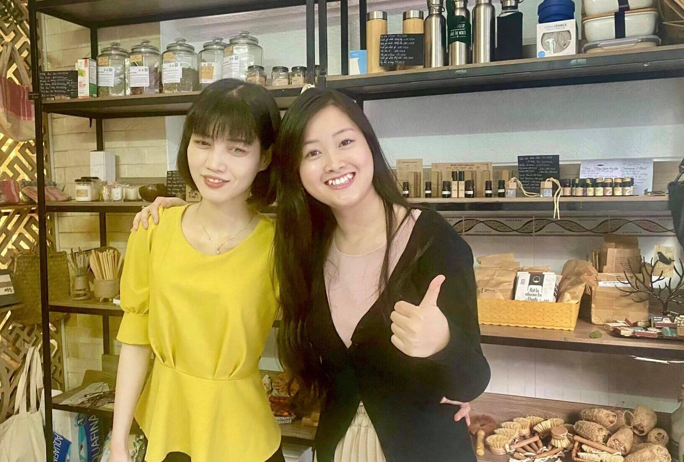 Ngoài các dự án giảm rác thải nhựa, &quot;tạp hóa xanh&quot; của Kim Hằng còn hỗ trợ tạo việc làm cho người khiếm thị. Hiện tại, tạp hóa xanh ở quận Tân Phú là sự kết hợp với tiệm spa do chị Bùi Thị Dung (người khiếm thị, chủ tiệm spa) quản lý.