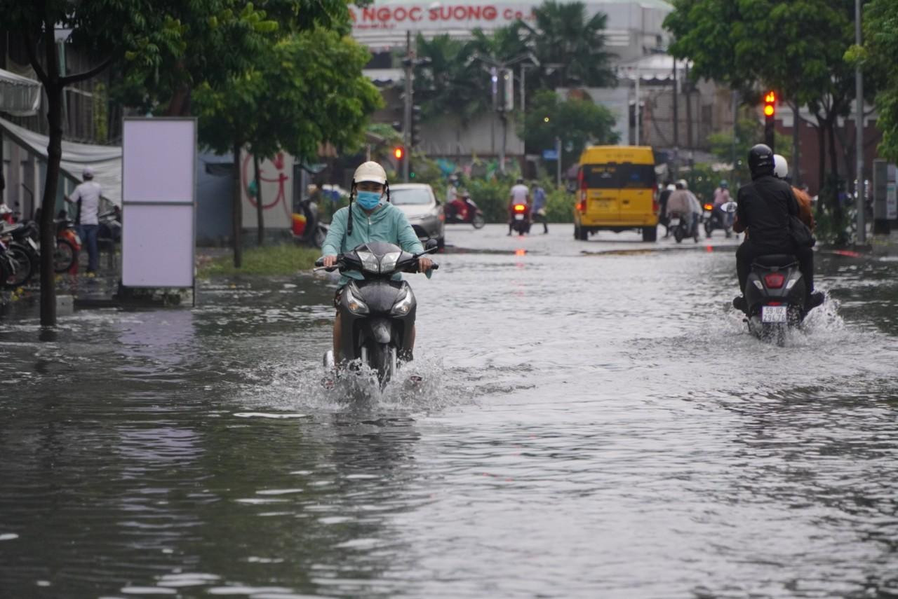 Đường Lê Thị Hồng Gấm (Quận 1) trong cơn mưa chiều 20/11.