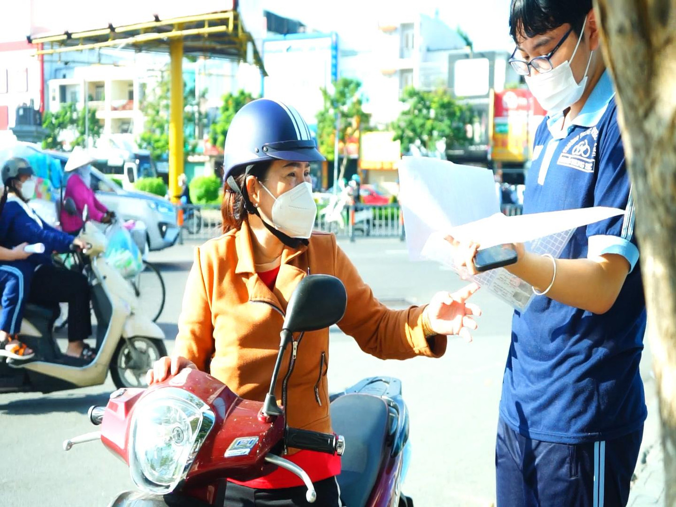 Phụ huynh đưa con em đến điểm tiêm vắc xin ở trường Mầm non Anh Đào.